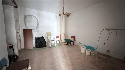 Antico Fabbricato Alle Porte di Putignano, Parzialmente In Pietra e Terreno.